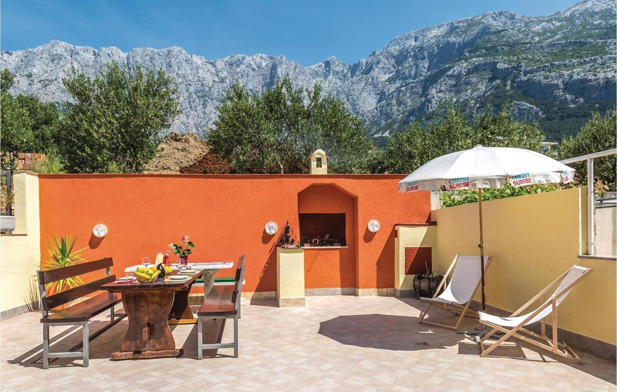 2 Bedroom Stunning Apartment In Makarska Exterior photo